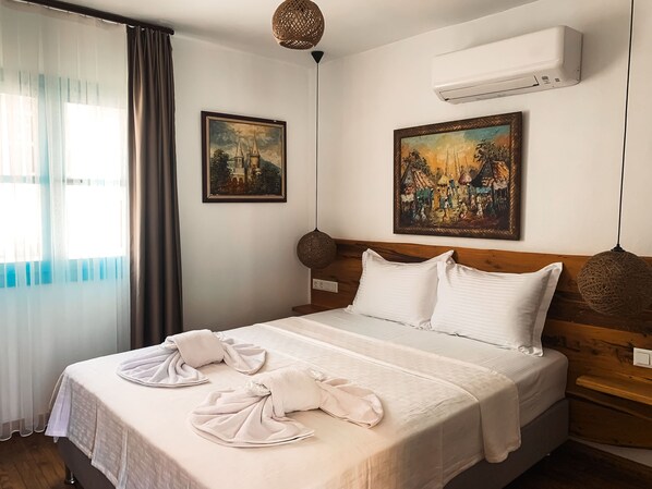 Habitación estándar, vista a la ciudad | Sábanas de algodón egipcio, ropa de cama de alta calidad y minibar 