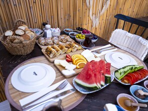 Daily cooked-to-order breakfast for a fee - Casa Alegre Alaçatı (Cesme)