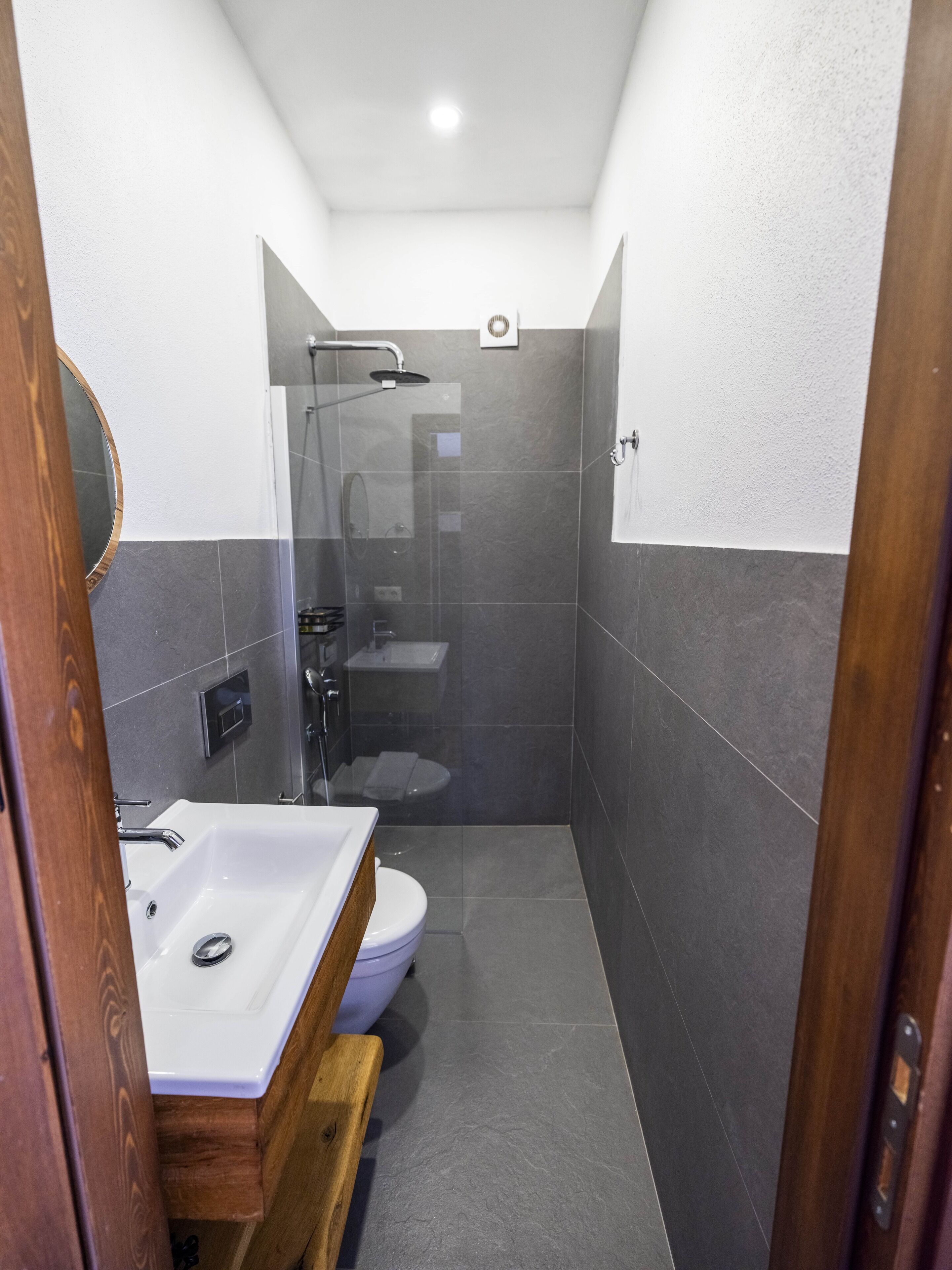 Ein modernes Badezimmer mit Dusche, Toilette und Waschbecken.