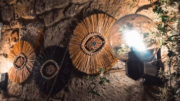 Ventiladores decorativos montados en la pared, con un motivo circular central y una fuente de luz detrás de uno de ellos.
