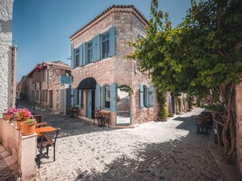 Konaklama yerinin ön cephesi
