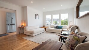 Ein Wohnzimmer mit einer Couch, einem Couchtisch und einem Beistelltisch mit Lampe.