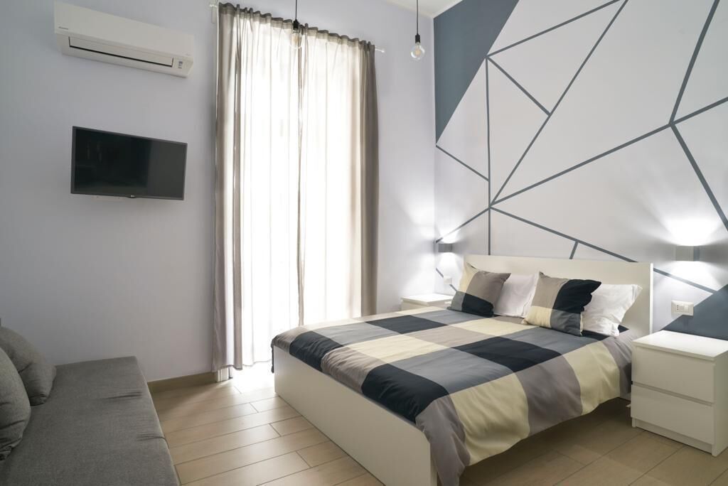 Phòng 4 Deluxe | Trang trí khác biệt, trang bị nội thất với thiết kế riêng biệt, bàn 