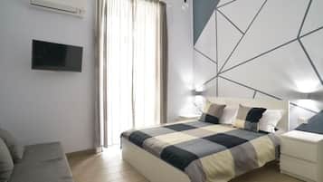 Deluxe Quadruple Room | Individually decorated, individually furnished, desk, soundproofing