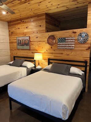 1 soverom, safe på rommet, skrivebord og strykejern/-brett