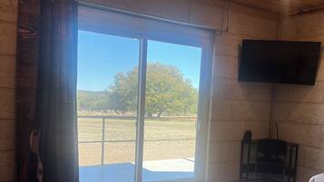 1 soverom, safe på rommet, skrivebord og strykejern/-brett