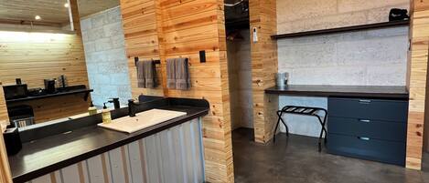 Jääkaappi, mikroaaltouuni, kahvin-/teenkeitin, jääpalakone