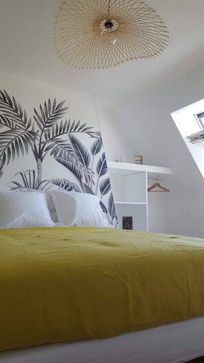 3 makuuhuonetta, työpöytä, silitysrauta/-lauta, vauvan matkasänky