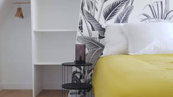 3 makuuhuonetta, työpöytä, silitysrauta/-lauta, vauvan matkasänky