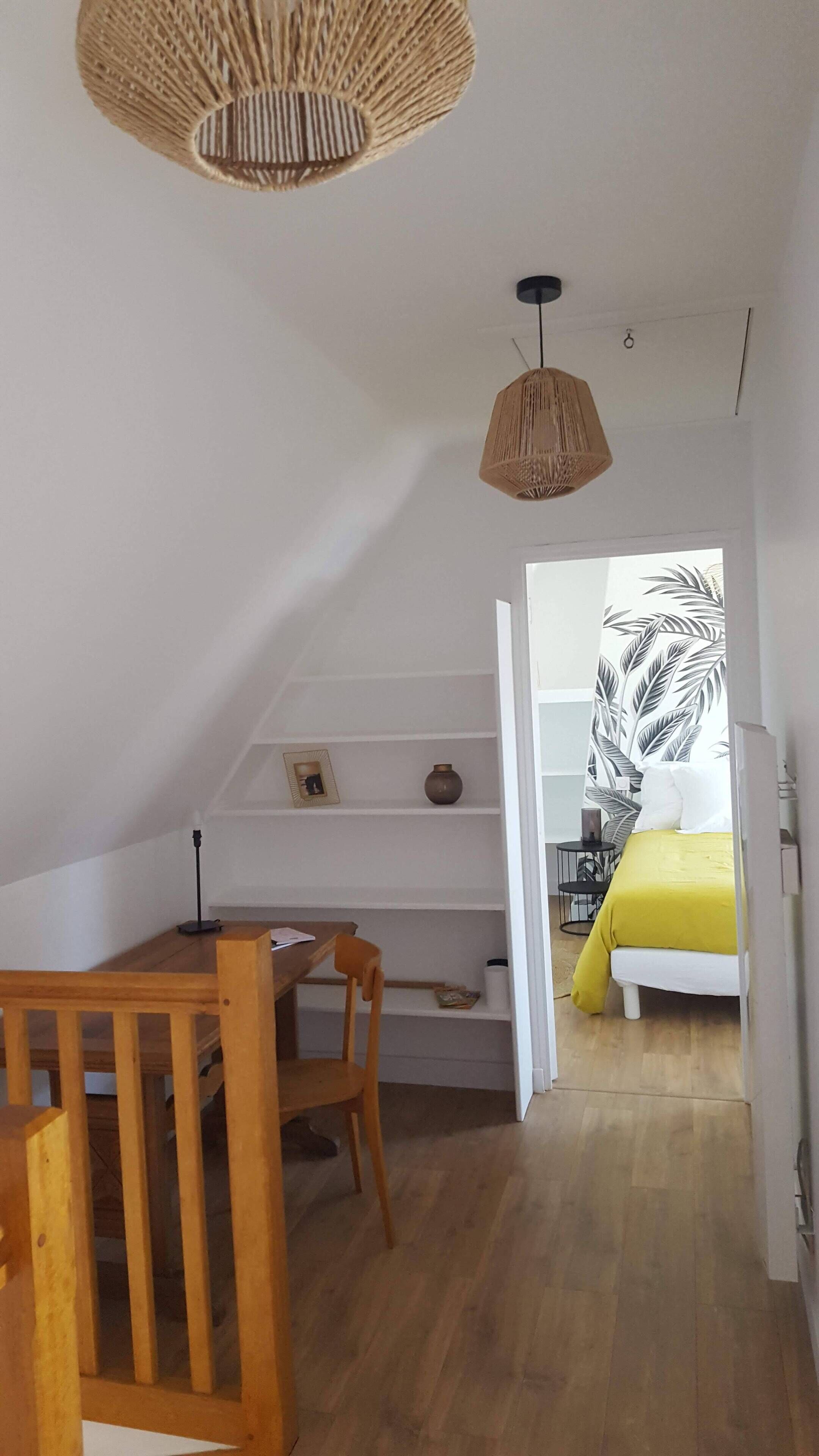 3 makuuhuonetta, työpöytä, silitysrauta/-lauta, vauvan matkasänky