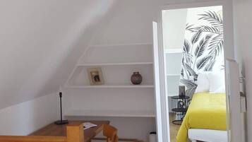 3 makuuhuonetta, työpöytä, silitysrauta/-lauta, vauvan matkasänky