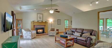 TV connectée, cheminée, livres