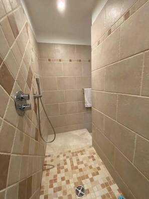 Een douche, een haardroger, handdoeken, zeep