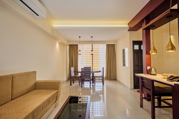 Junior Suite, Balcony, City View | Living area | 32-inch flat-screen TV with cable channels, offices