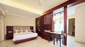Una habitación de hotel moderna con una cama grande, un escritorio y un tocador.