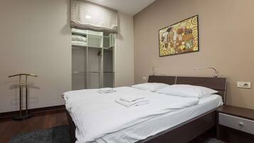 2 bedrooms, desk, iron/ironing board, WiFi