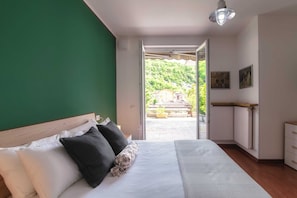 Apartment | 2 bedrooms, premium bedding, down duvets, iron/ironing board