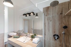 Appartement | Badkamer | Een haardroger, een bidet, handdoeken, zeep