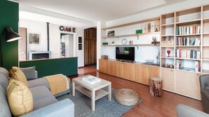 Ein modernes Wohnzimmer mit einer Couch, einem Couchtisch und einem Bücherregal.