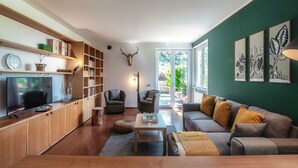 Ein modernes Wohnzimmer mit einem Holz-TV-Schrank, einer Couch und einem Couchtisch.