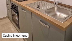 Ovn, kokeplater, vannkoker og kaffekvern