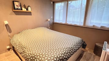 1 habitación, tabla de planchar con plancha y cuna de viaje