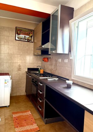 Kühlschrank, Ofen, Herdplatte, Wasserkocher mit Kaffee-/Teezubehör