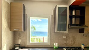 Frigorífic, forn, placa de cuina i cafetera i tetera 