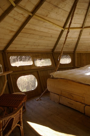 Casa en un árbol, vistas al jardín | 2 dormitorios y ropa de cama