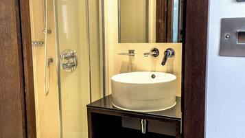 Doccia, asciugacapelli, carta igienica