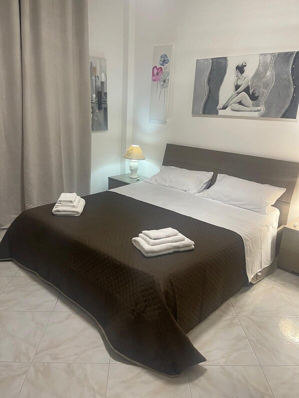 1 bedroom, bed sheets