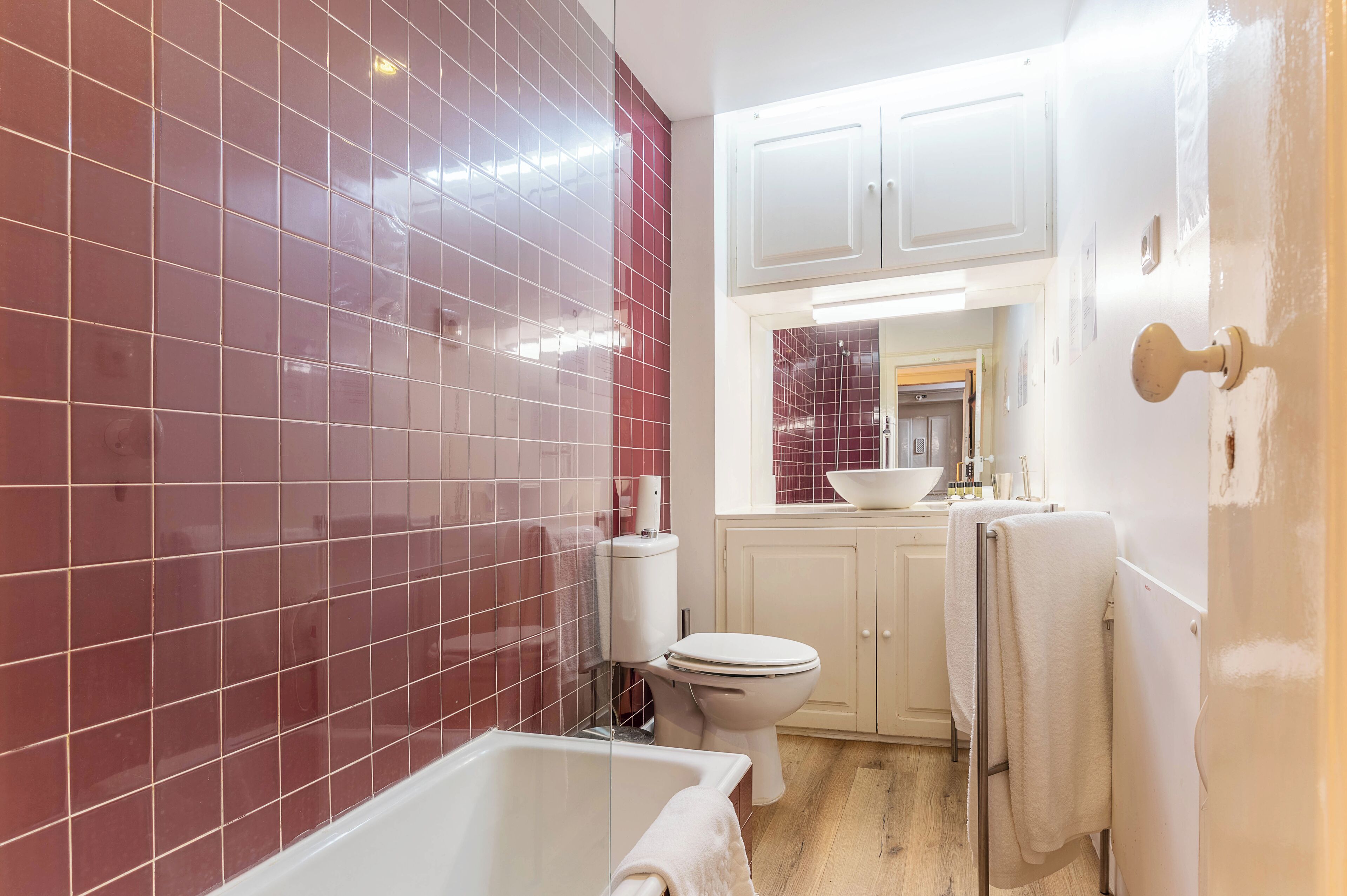 Une salle de bain avec une baignoire, des toilettes et un lavabo.