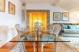 Apartamento família, vista para a cidade | Área de estar | TV de tela plana