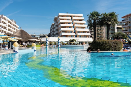 Seasonal outdoor pool, pool umbrellas, sun loungers