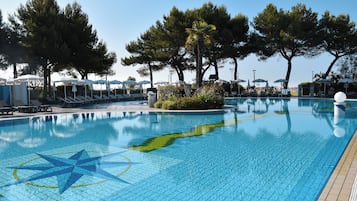 Piscine extérieure (ouverte en saison), parasols de plage