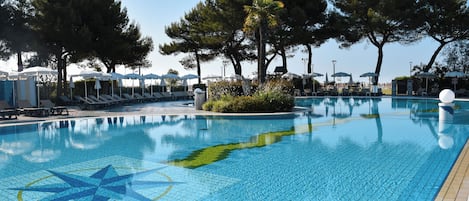 Seasonal outdoor pool, pool umbrellas, sun loungers