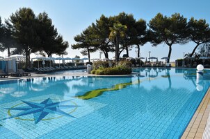 Piscina stagionale all'aperto, ombrelloni da piscina, lettini