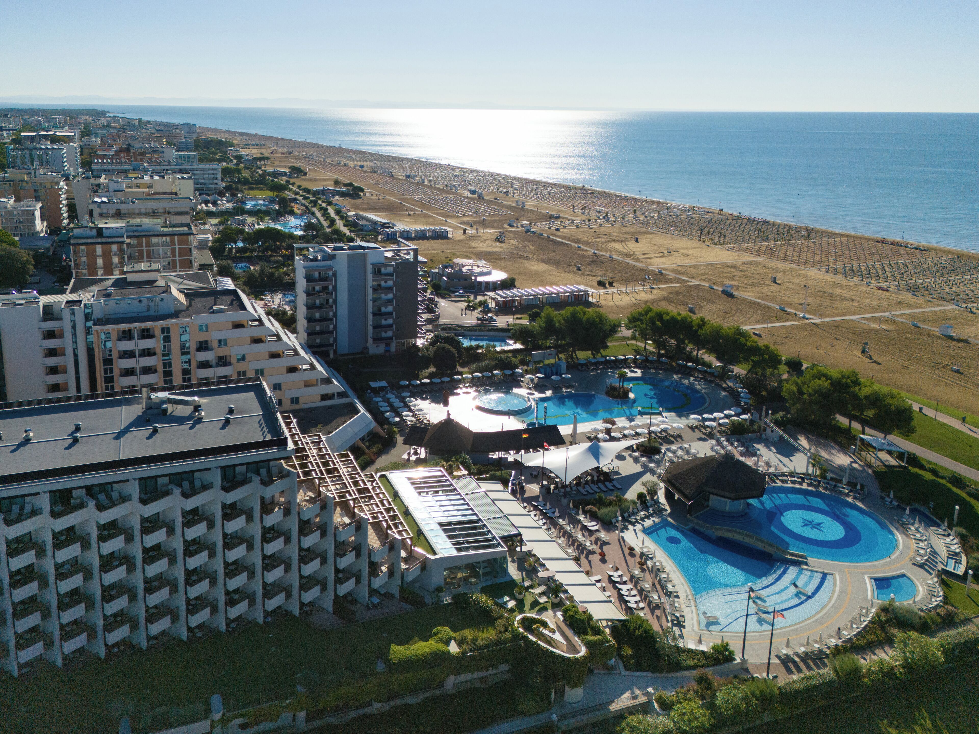 Sesongbasert utendørsbasseng, bassengparasoller og solsenger