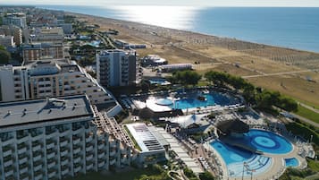 Sesongbasert utendørsbasseng, bassengparasoller og solsenger