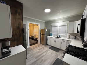 Fridge, microwave, oven, stovetop - A modern, comfortable and conveniently located apartment. (Syracuse)
