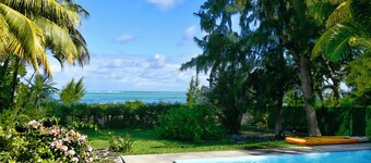 Villa Le Badamier Rose, Pied Dans L'eau, Piscine, Plage a L'infini de Riambel