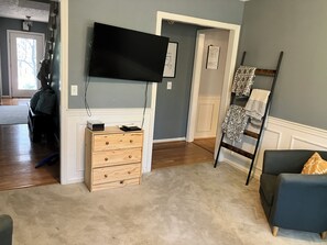 Smart TV, fireplace - Beautiful 2-story home minutes from Downtown Hendersonville (Laurel Park)