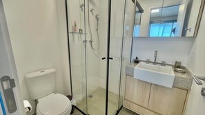 Asciugacapelli, asciugamani, sapone, carta igienica