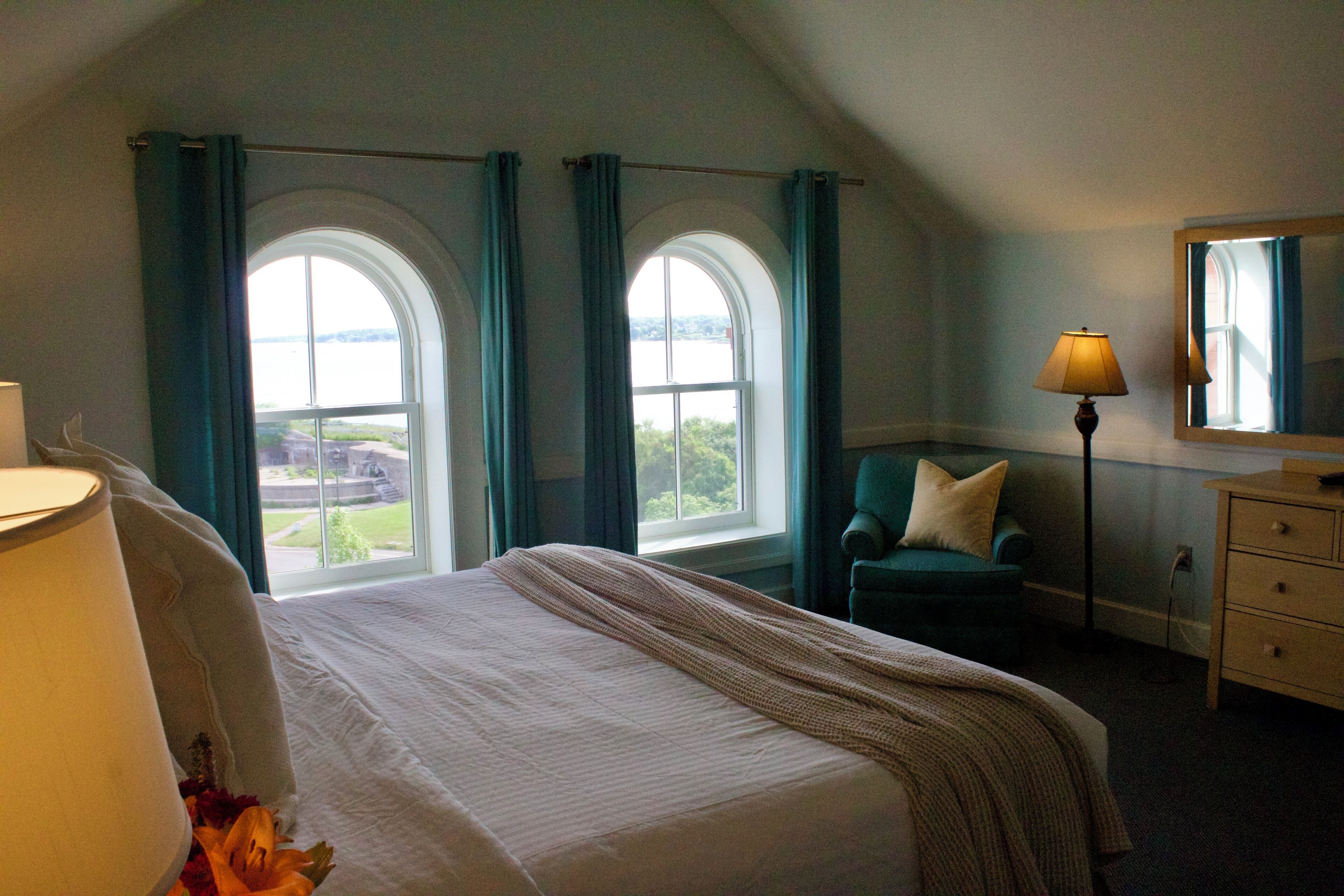 Deluxe Room, 1 King Bed, Ocean View | Individually decorated, individually furnished, iron/ironing board