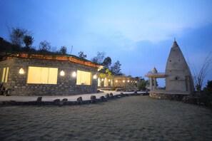 Property grounds - Scenic & Beautiful Cottages for self awareness, nature and healing. (Room 1) (Dehradun)