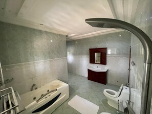 特級雙人房, 1 間臥室, 城市景 | 浴室 | 獨立浴缸及淋浴設備、雨淋花灑、提供毛巾、番梘