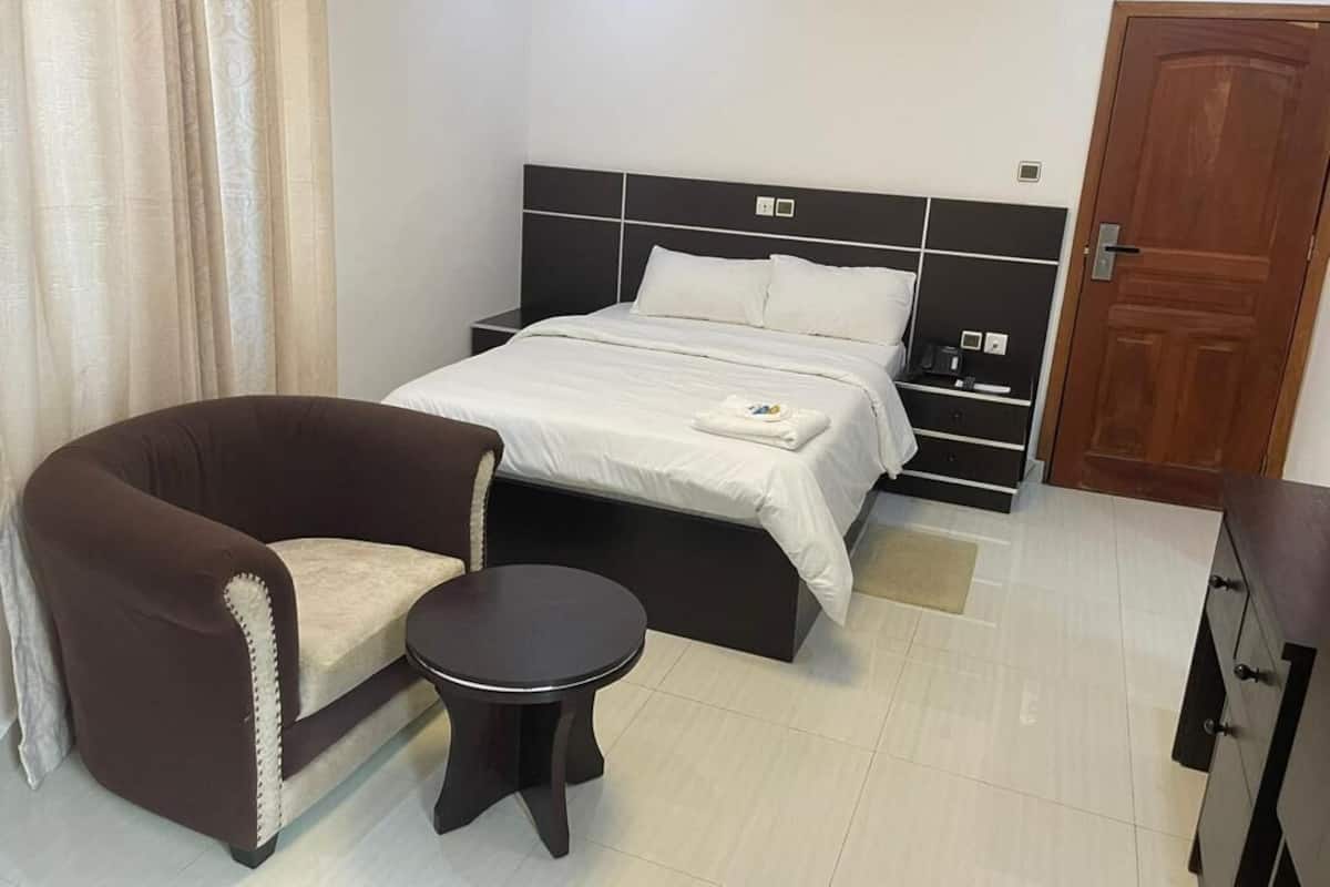 Habitación estándar | Ropa de cama de alta calidad, camas con pillow-top y muebles diferentes