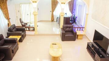 3 bars/lounges, 3 beach bars