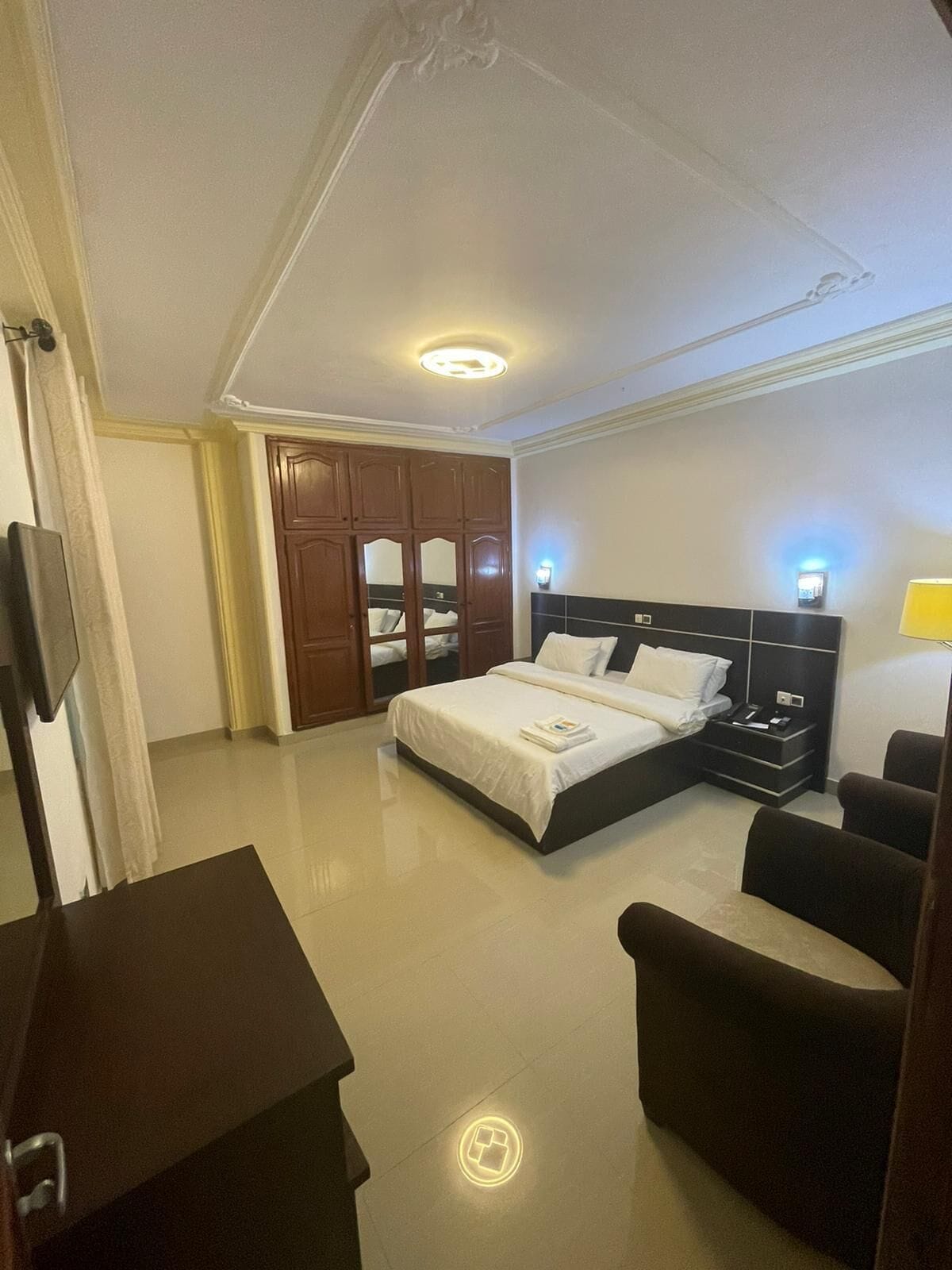 Habitación Deluxe, 1 habitación, vistas al patio | Ropa de cama de alta calidad y colchones con acolchado adicional