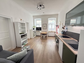 Kühlschrank, Mikrowelle, Ofen, Herdplatte